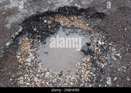 Buckinghamshire, Regno Unito. 15 febbraio 2024. Un pozzo nel Buckinghamshire. Il numero di buche che appaiono sulle strade di tutto il Buckinghamshire continua a causare problemi. Le recenti forti precipitazioni hanno ulteriormente aggravato la questione. Secondo quanto riferito, il Consiglio del Buckinghamshire ha 28 squadre fuori a fare riparazioni di pothole questo mese. A seguito della cancellazione della Northern Leg di HS2 da parte del governo, 8,3 miliardi di sterline saranno ripartiti tra i consigli per aiutarli a riparare le buche nei loro distretti. Crediti: Maureen McLean/Alamy Foto Stock