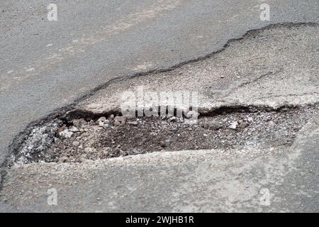 Buckinghamshire, Regno Unito. 15 febbraio 2024. Un pozzo nel Buckinghamshire. Il numero di buche che appaiono sulle strade di tutto il Buckinghamshire continua a causare problemi. Le recenti forti precipitazioni hanno ulteriormente aggravato la questione. Secondo quanto riferito, il Consiglio del Buckinghamshire ha 28 squadre fuori a fare riparazioni di pothole questo mese. A seguito della cancellazione della Northern Leg di HS2 da parte del governo, 8,3 miliardi di sterline saranno ripartiti tra i consigli per aiutarli a riparare le buche nei loro distretti. Crediti: Maureen McLean/Alamy Foto Stock