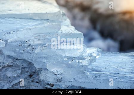 I frammenti di ghiaccio giacciono sulla costa del mare ghiacciato in un giorno d'inverno, foto ravvicinate con messa a fuoco selettiva Foto Stock