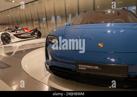 Blue Porsche Taycan 4 Cross Turismo dettaglio veicolo elettrico, mostra di auto elettriche a batteria Museo Porsche, storia e innovazione industria automobilistica Foto Stock