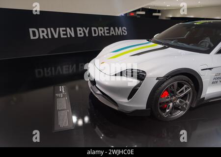 White Porsche Taycan 4S Cross Turismo EV, auto elettrica a batteria nel complesso espositivo Museo Porsche, storia e innovazione nell'industria automobilistica sho Foto Stock