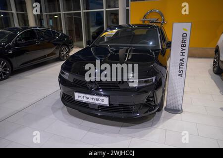 Nuova auto ibrida plug-in Opel Astra nera Opel Automobile GmbH, tendenze di utilizzo EV nell'Europa contemporanea, innovazioni tecnologiche nell'industria automobilistica Foto Stock