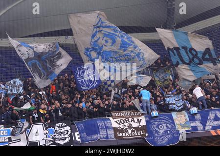 Amburgo, Germania - 15 febbraio 2024: I tifosi di Marsiglia mostrano il loro sostegno durante la partita di UEFA Europa League contro lo Shakhtar Donetsk al Volksparkstadion di Amburgo, Germania Foto Stock