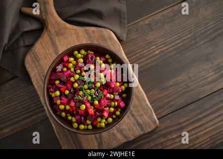 Vinegret - tradizionale insalata di verdure russe in ciotola su sfondo di legno, vista dall'alto Foto Stock