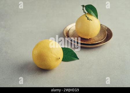 Frutti d'arancia di bergamotto fresco maturo, agrumi profumati utilizzati nel tè earl Grey, medicinali e trattamenti spa, su sfondo chiaro Foto Stock