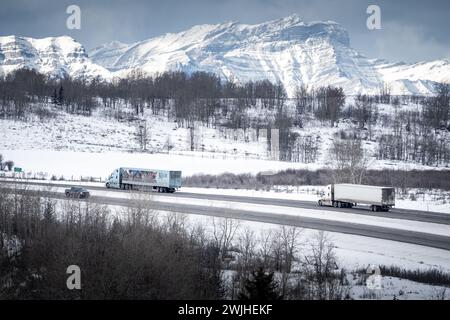 Rocky View County Alberta Canada, 24 gennaio 2024: Trans Canada Highway affacciata sulle Montagne Rocciose canadesi con camion durante il trave invernale Foto Stock