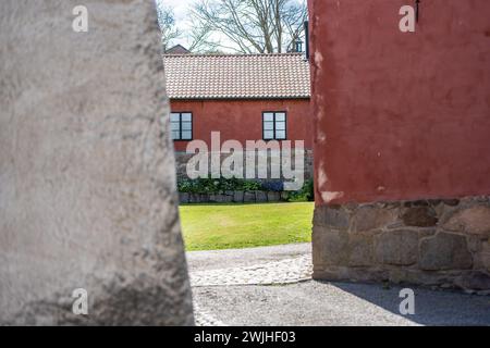 Varberg, Svezia - 04 luglio 2022: Edifici all'interno della fortezza di Varberg. Foto Stock