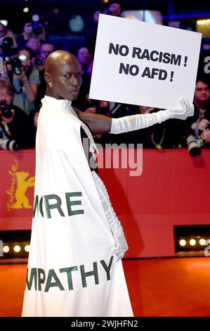 Papis Loveday bei der Festivaleröffnung und der Premiere des Kinofilms piccole cose come queste / Kleine Dinge wie diese auf der Berlinale 2024 / 74. Internationale Filmfestspiele Berlin im Berlinale Palast. Berlino, 15.02.2024 *** Papis Loveday all'inaugurazione del festival e alla prima del lungometraggio Small Things like These Small Things Like These al Berlinale 2024 74 Berlin International Film Festival al Berlinale Palast Berlin, 15 02 2024 foto:XC.xNiehausx/xFuturexImagex Things prem 4246 Foto Stock