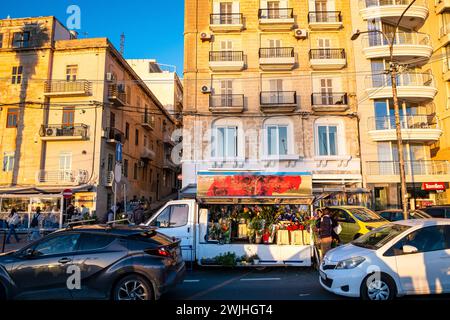 Rose in vendita per strada a Sliema, Malta Foto Stock