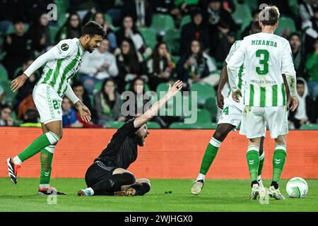 Siviglia, Spagna. 15 febbraio 2024. Stefan Ristovski della Dinamo Zagabria reagisce durante il turno di UEFA Europa Conference League 2023/24 del 16° turno di andata tra Real Betis e GNK Dinamo all'Estadio Benito Villamarin il 15 febbraio 2024 a Siviglia, Spagna. Foto: Marko Lukunic/PIXSELL credito: Pixsell/Alamy Live News Foto Stock