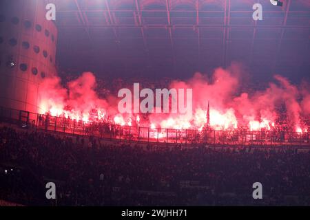 Milano, Italia. 15 febbraio 2024. Tifosi dello Stade Rennais FC durante i play-off di UEFA Europa League tra l'AC Milan e lo Stade Rennais FC allo Stadio Giuseppe Meazza il 15 febbraio 2024 a Milano, Italia. Crediti: Marco Canoniero/Alamy Live News Foto Stock