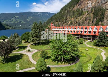 Three Valley Lake British Columbia Canada, 12 luglio 2023: 3 Valley Gap Lakefront Chateau che si affaccia sui verdi giardini e sulle montagne lungo la Trans Canada Foto Stock