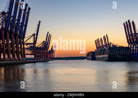 Amburgo, Germania, 4 giugno 2022: Tramonto al terminal container di Amburgo, porto di Waltershof Foto Stock