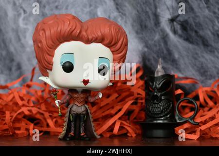 Funko Pop action figure del cattivo Red Queen del film fantasy di Tim Burton Alice nel paese delle meraviglie. Ragnatela, spaventosa candela nera, moody, Halloween. Foto Stock