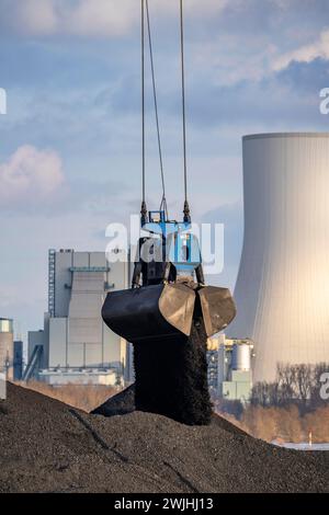 Il porto DI NIAG Rhine a Rheinberg-Orsoy, lo scarico di navi da carico con carbone importato e il caricamento su vagoni merci ferroviari, sullo sfondo la STEAG Foto Stock