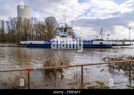 Traghetto sul Reno tra Duisburg-Walsum e Rheinberg-Orsoy, inondazione, centrale elettrica STEAG Walsum, NRW, Germania, Foto Stock