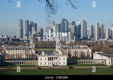 Vista dall'Osservatorio reale di Greenwich che mostra l'Old Royal Naval College con l'Isola dei cani sullo sfondo, Londra, Regno Unito Foto Stock