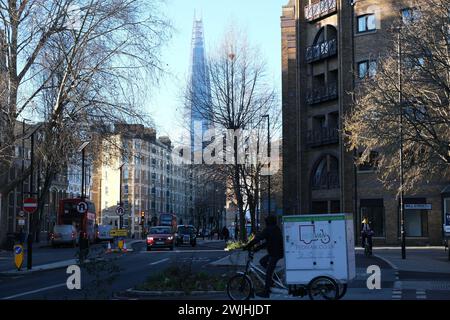 Autista di logistica ciclistica sulla Cycleway 4 a Bermondsey, sud-est di Londra, Regno Unito Foto Stock