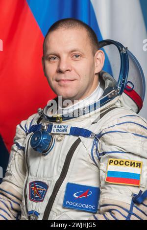 Soyuz MS-25 Backup Crew Sokol Suit Ritratto - Ivan Vagner. Fotografo: Andrey Shelepin Foto Stock