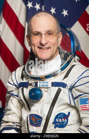 Soyuz MS-25 Backup Crew Sokol Suit Ritratto - Don Pettit. Fotografo: Andrey Shelepin Foto Stock