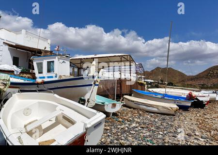 Barche da pesca sulla spiaggia di ciottoli, Parco naturale Cabo de Gata, Las Negras, Almeria, Andalusia, Spagna Foto Stock