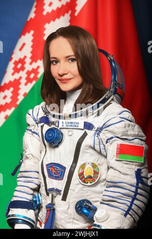 Soyuz MS-25 Backup Crew Sokol Suit Ritratto - Anastasia Lenkova. Fotografo: Andrey Shelepin Foto Stock