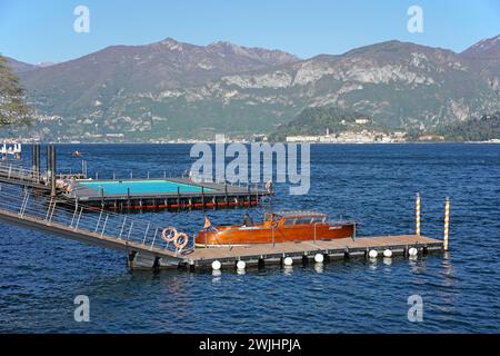 Barca tradizionale in legno, piscina sul Lago di Como, Grand Hotel Tremezzo, Lago di Como, Lombardia, Italia Foto Stock