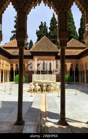 Architettura arabesca moresca, cortile con fontana dei leoni, palazzi Nasridi, Alhambra, Granada, Andalusia, Spagna, Europa Foto Stock