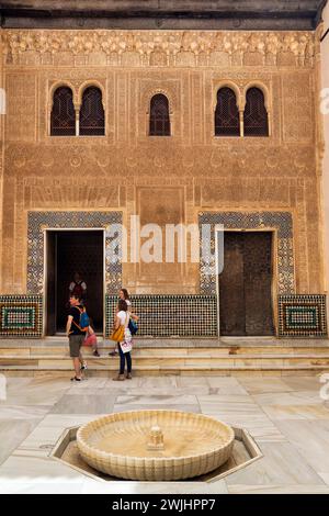 Patio del Cuarto Dorado con turisti, architettura arabesca moresca, finestre ad arco e fontane, palazzi Nasridi, Alhambra, Granada, Andalusia Foto Stock
