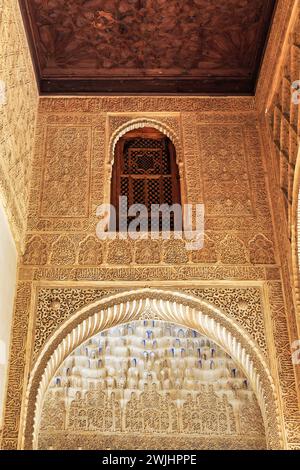 Patio de Arrayanes, architettura arabesca moresca, dettaglio, Palazzi Nasridi, Alhambra, Granada, Andalusia, Spagna Foto Stock