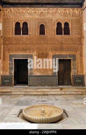 Patio del Cuarto Dorado, architettura arabesca moresca, finestre ad arco e fontane, palazzi Nasridi, Alhambra, Granada, Andalusia, Spagna Foto Stock