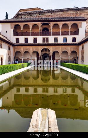 Cortile mirto con bacino d'acqua, architettura arabesca moresca, Patio de los Arrayanes, Palazzo Comares, Palazzi Nasridi, Alhambra, Granada Foto Stock