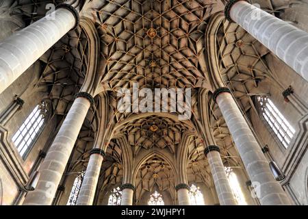 Vista sul soffitto, in stile gotico Heilig-Kreuz-Muenster, noto anche come Muenster zum Heiligen Kreuz, volta a coste nell'area del coro, la costruzione iniziò intorno Foto Stock