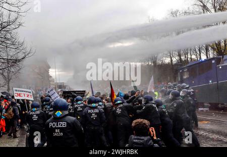 Cannone d'acqua in uso alla porta di Brandeburgo. Ancora una volta, migliaia di negatori della corona stanno manifestando contro le restrizioni imposte dalla pandemia. Il Foto Stock