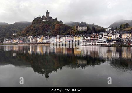 Nebbia a Cochem sulla Mosella, Reichsburg, 01.10.2020 Foto Stock