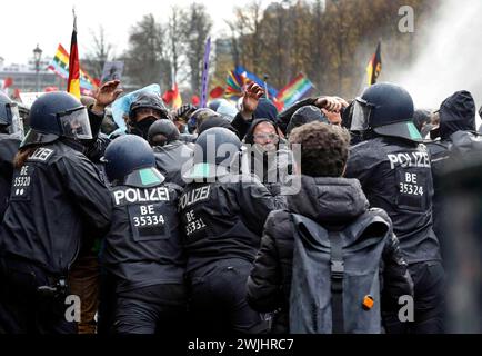 Cannone d'acqua in uso alla porta di Brandeburgo. Ancora una volta, migliaia di negatori della corona stanno manifestando contro le restrizioni imposte dalla pandemia. Il Foto Stock