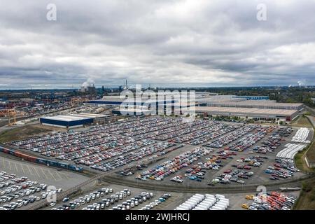 Terminal auto nel porto interno Logport 1, Duisburg, movimentazione veicoli di autovetture nuove, 27/09/2020 Foto Stock