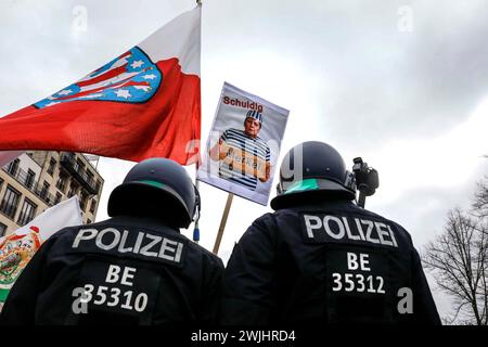 Il poster mostra il Cancelliere Merkel in uniforme da prigione. Ancora una volta, migliaia di negatori della corona stanno manifestando contro le restrizioni imposte dalla pandemia. Foto Stock