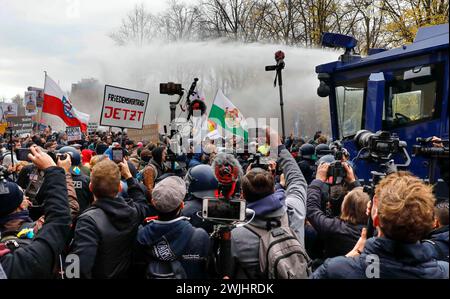 Cannone d'acqua in uso alla porta di Brandeburgo. Ancora una volta, migliaia di negatori della corona stanno manifestando contro le restrizioni imposte dalla pandemia. Il Foto Stock