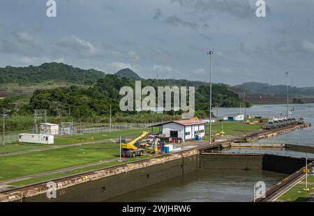 Canale di Panama, Panama - 24 luglio 2023: Miraflores chiude la camera sinistra uscita e porte in direzione nord, costa verde sotto il paesaggio blu. Foresta verde dentro Foto Stock