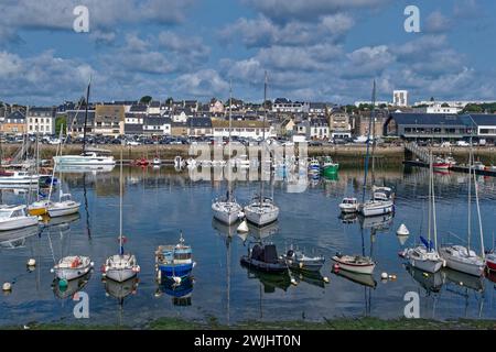 Il porto interno di Concarneau in Bretagna. Finistere, Francia Foto Stock