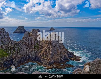 Formazione di rocce aspre a Pointe de Penhir, un capo sulla penisola di Crozon, sulla costa atlantica della Bretagna. Pointe de Pen Hir, Camaret-sur-Mer Foto Stock