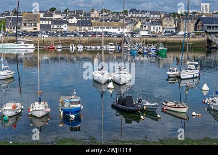 Il porto interno di Concarneau in Bretagna. Finistere, Francia Foto Stock