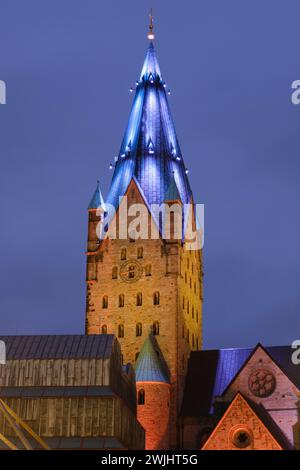 Cattedrale di Paderborn, St Liborius, Illuminated Tower, Blue Hour, Paderborn, Vestfalia, Renania settentrionale-Vestfalia, Germania Foto Stock