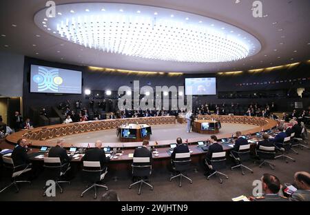 Bruxelles, Belgio. 15 febbraio 2024. Una riunione dei ministri della difesa della NATO si tiene presso il quartier generale della NATO a Bruxelles, in Belgio, il 15 febbraio 2024. L'Organizzazione del Trattato del Nord Atlantico (NATO) ha cercato di rafforzare ulteriormente la deterrenza e la difesa del blocco, e il sostegno all'Ucraina, durante la riunione dei ministri della difesa qui giovedì. Crediti: Zhao Dingzhe/Xinhua/Alamy Live News Foto Stock