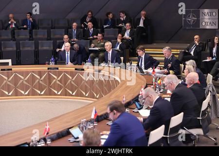 Bruxelles, Belgio. 15 febbraio 2024. Una riunione dei ministri della difesa della NATO si tiene presso il quartier generale della NATO a Bruxelles, in Belgio, il 15 febbraio 2024. L'Organizzazione del Trattato del Nord Atlantico (NATO) ha cercato di rafforzare ulteriormente la deterrenza e la difesa del blocco, e il sostegno all'Ucraina, durante la riunione dei ministri della difesa qui giovedì. Crediti: Zhao Dingzhe/Xinhua/Alamy Live News Foto Stock