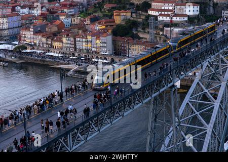 Metro che attraversa il ponte Dom Luis i nella città di Porto in Portogallo. Esposizione lunga. Foto Stock