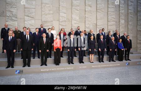 Bruxelles, Belgio. 15 febbraio 2024. I partecipanti posano per una foto di gruppo durante una riunione dei ministri della difesa della NATO presso la sede della NATO a Bruxelles, Belgio, il 15 febbraio 2024. L'Organizzazione del Trattato del Nord Atlantico (NATO) ha cercato di rafforzare ulteriormente la deterrenza e la difesa del blocco, e il sostegno all'Ucraina, durante la riunione dei ministri della difesa qui giovedì. Crediti: Zhao Dingzhe/Xinhua/Alamy Live News Foto Stock