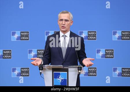 Bruxelles, Belgio. 15 febbraio 2024. Il segretario generale della NATO Jens Stoltenberg partecipa a una conferenza stampa durante una riunione dei ministri della difesa della NATO presso il quartier generale della NATO a Bruxelles, in Belgio, il 15 febbraio 2024. L'Organizzazione del Trattato del Nord Atlantico (NATO) ha cercato di rafforzare ulteriormente la deterrenza e la difesa del blocco, e il sostegno all'Ucraina, durante la riunione dei ministri della difesa qui giovedì. Crediti: Zhao Dingzhe/Xinhua/Alamy Live News Foto Stock