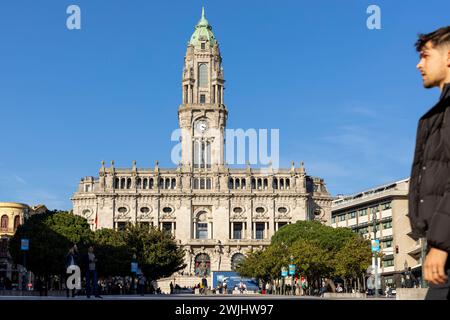 Porto, Portogallo - 02.2024: Municipio di Porto (Camara Municipal do Porto) e Piazza General Humberto Delgado (Praca General Humberto Delgado) Foto Stock